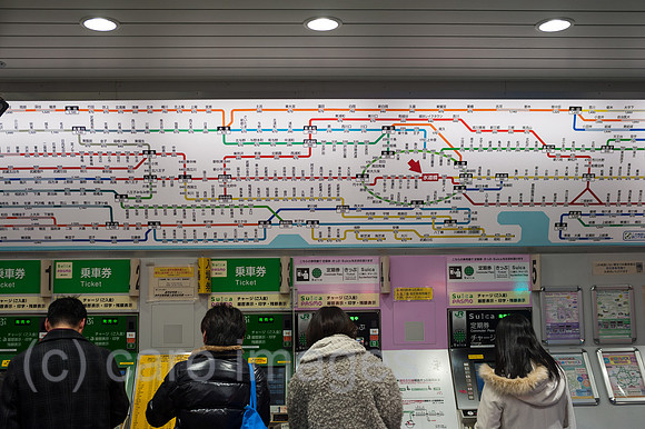 Tokio, Japan, Pendler vor Fahrscheinautomaten in einem U-Bahnhof