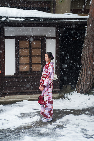 Takayama, Japan, Junge Frau im Kimono