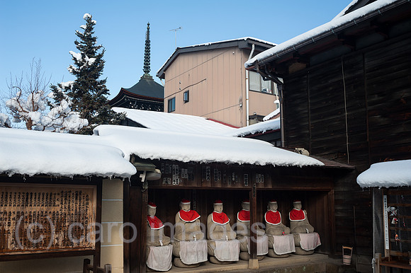 Takayama, Japan, Steinerne Jizo-Statuen am Hida Kokubunji-Tempel