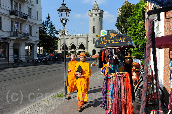 Potsdam, Deutschland, Buddhistische Moenche im Hollaendischen Viertel