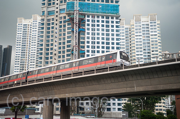 Republik Singapur, Eine Strassenszene mit einer Stadtbahn