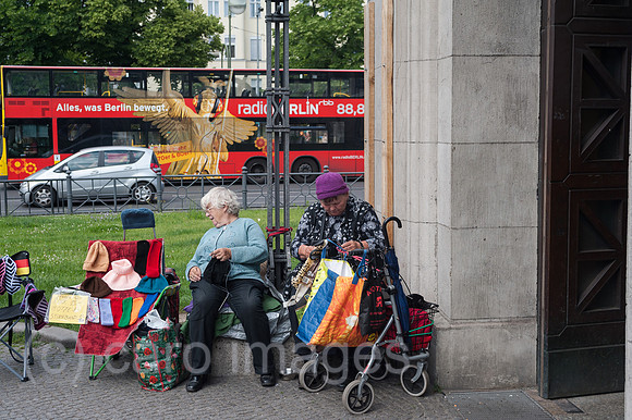 Berlin, Deutschland, Frauen stricken am Wittenbergplatz
