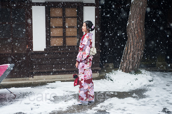 Takayama, Japan, Junge Frau im Kimono