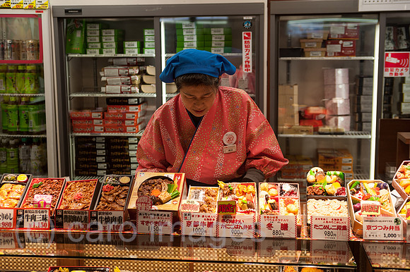 Kyoto, Japan, Fertiggerichte am Bahnhof