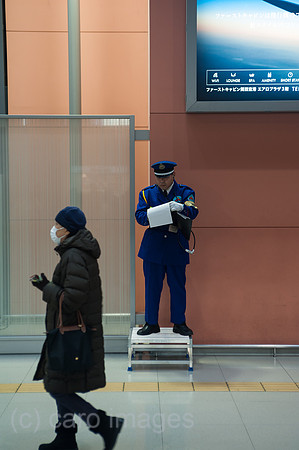 Osaka, Japan, Flughafenmitarbeiter am Flughafen Kansai