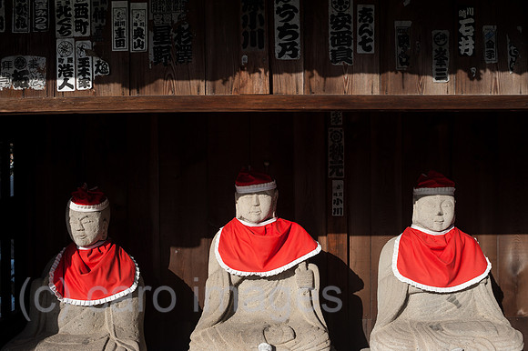 Takayama, Japan, Steinerne Jizo-Statuen am Hida Kokubunji-Tempel