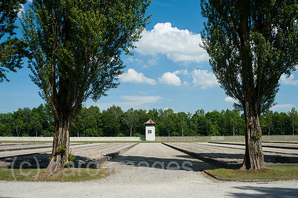 Dachau, Deutschland, Wachturm und Sicherungsanlagen in der KZ-Gedenkstaette Dachau