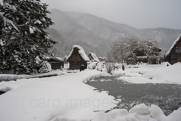 Shirakawa-go, Japan, Winterlandschaft mit Gassho-zukuri Bauernhaeusern