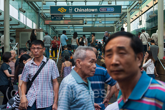 Singapur, Republik Singapur, Menschen vor der U-Bahnstation in Chinatown