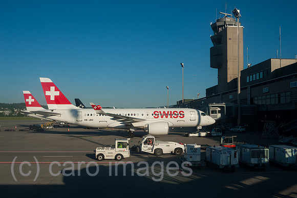 Zuerich, Schweiz, Flugzeug auf dem Flughafen Zuerich-Kloten