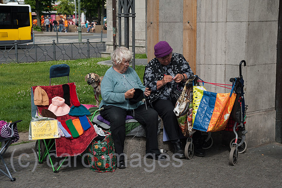 Berlin, Deutschland, Frauen stricken am Wittenbergplatz