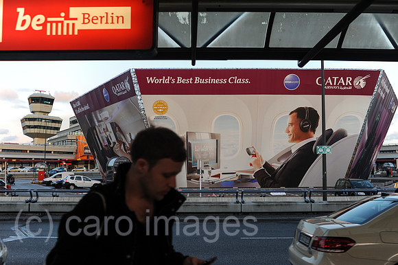 Berlin, Deutschland, Werbung fuer Qatar Airways am Flughafen Berlin-Tegel