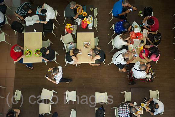 Republik Singapur, Menschen essen im People's Park Centre in Chinatown