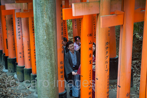 Kyoto, Japan, Japaner gehen einen Torii-Weg zum Fushimi Inari-Taisha hinauf
