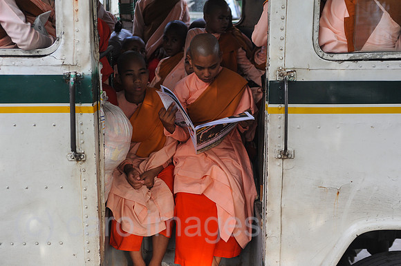 Yangon, Myanmar, Asien, Eine buddhistische Nonne liest Zeitung