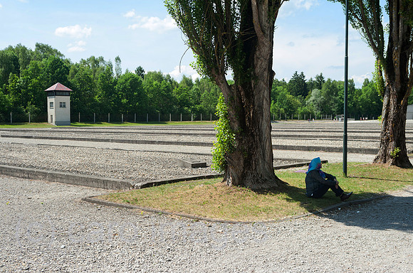 Dachau, Deutschland, Wachturm und Sicherungsanlagen in der KZ-Gedenkstaette Dachau