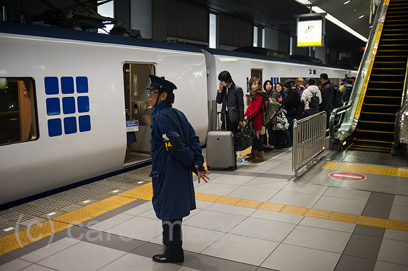 Osaka, Japan, Reisende am Flughafenbahnhof Kansai