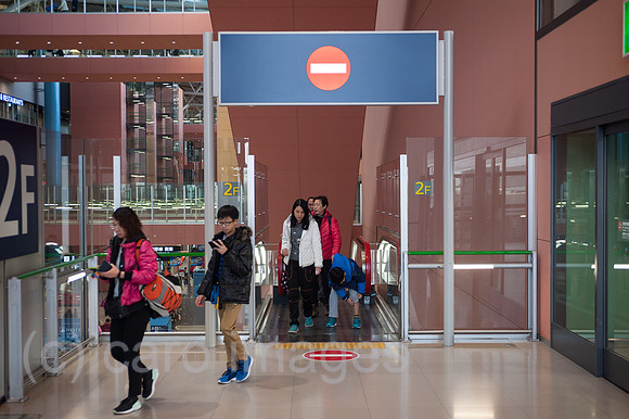 Osaka, Japan, Reisende am Flughafen Kansai