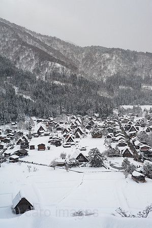 Shirakawa-go, Japan, Blick auf die verschneite Winterlandschaft