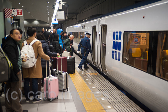 Osaka, Japan, Reisende am Flughafenbahnhof Kansai