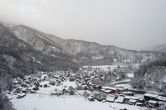 Shirakawa-go, Japan, Blick auf die verschneite Winterlandschaft