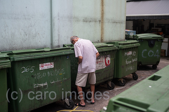 Singapur, Republik Singapur, Mann uriniert in Chinatown
