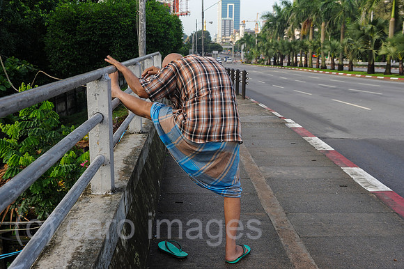 Yangon, Myanmar, Morgengymnastik am Strassenrand