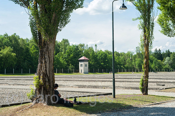 Dachau, Deutschland, Wachturm und Sicherungsanlagen in der KZ-Gedenkstaette Dachau