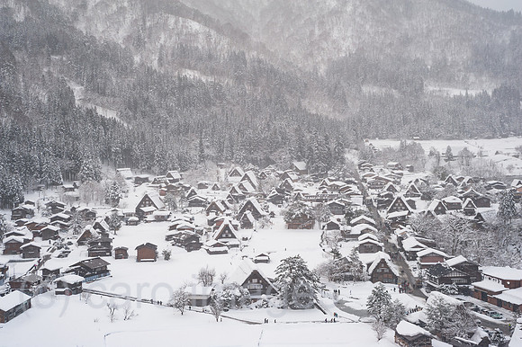 Shirakawa-go, Japan, Blick auf die verschneite Winterlandschaft