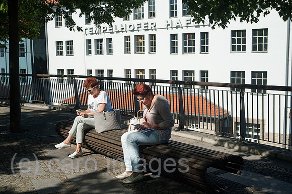 Berlin, Deutschland, Frauen am Tempelhofer Hafen