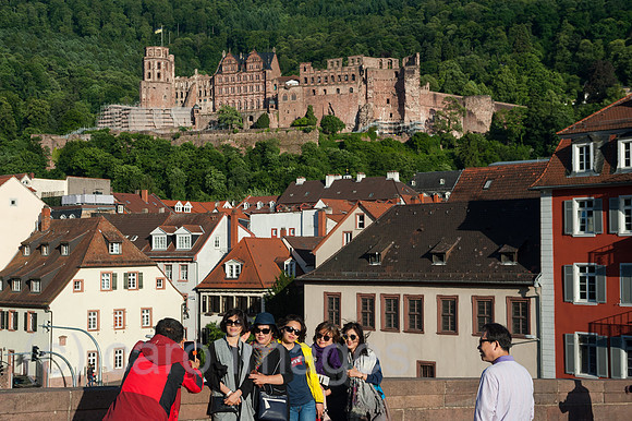 Heidelberg, Deutschland, Touristen auf der Alten Bruecke