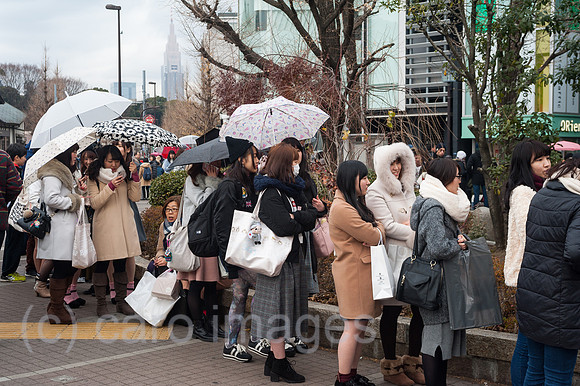 Tokio, Japan, Junge Frauen in einer Warteschlange