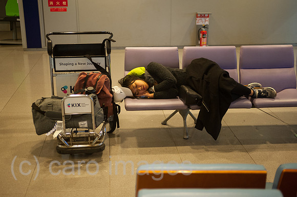 Osaka, Japan, Schlafender Passagier am Flughafen Kansai