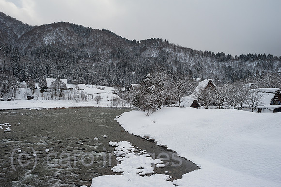 Shirakawa-go, Japan, Winterlandschaft mit Gassho-zukuri Bauernhaeusern
