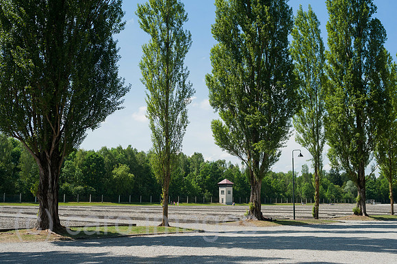 Dachau, Deutschland, Lagerstrasse und Sicherungsanlagen in der KZ-Gedenkstaette Dachau