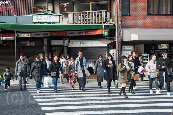 Kyoto, Japan, Fussgaenger ueberqueren einen Zebrastreifen
