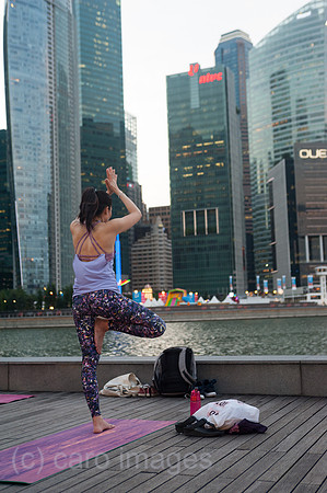 Singapur, Republik Singapur, Eine Frau praktiziert in Marina Bay Yoga
