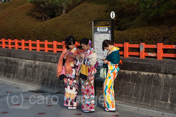 Kyoto, Japan, Junge Frauen im Kimono