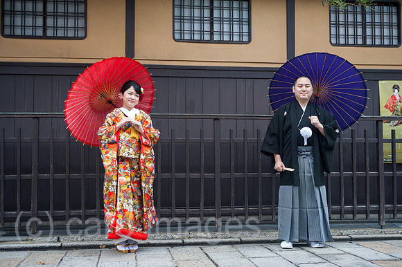 Kyoto, Japan, Junges Paar in traditionellen Gewaendern