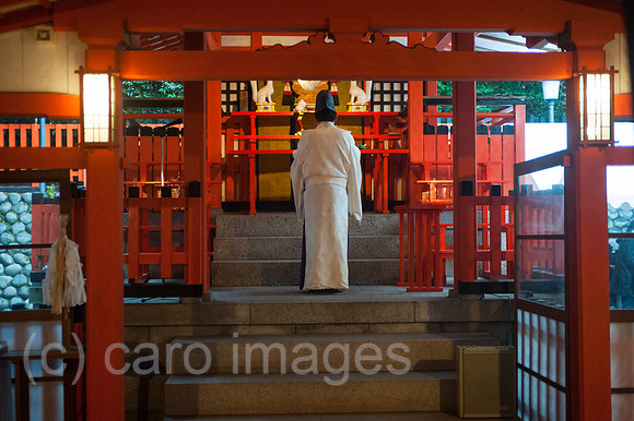 Kyoto, Japan, Ein Shinto-Priester am Fushimi Inari-Taisha