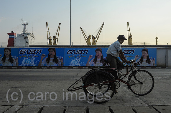Yangon, Myanmar, Asien, Fahrrad-Rikscha am Containerhafen