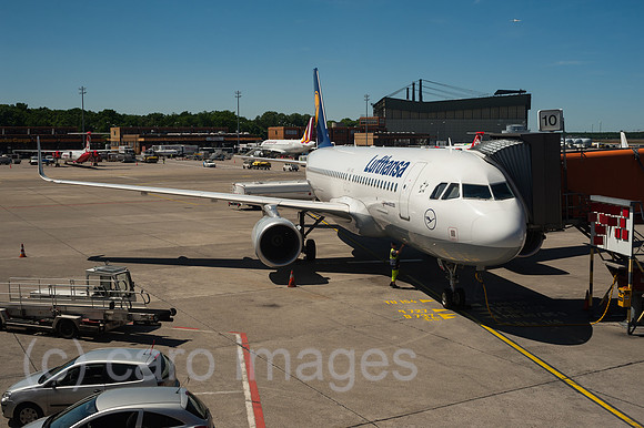 Berlin, Deutschland, Flugzeug auf dem Flughafen Berlin-Tegel