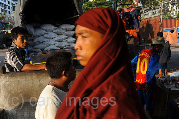 Yangon, Myanmar, Asien, Arbeiter beladen einen LKW mit Reissaecken
