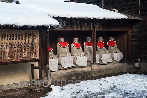 Takayama, Japan, Steinerne Jizo-Statuen am Hida Kokubunji-Tempel