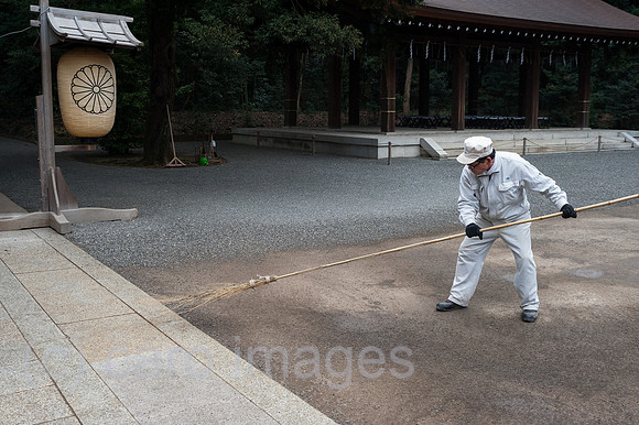 Tokio, Japan, Arbeiter fegt das Gelaende am Meiji-Schrein in Shibuya