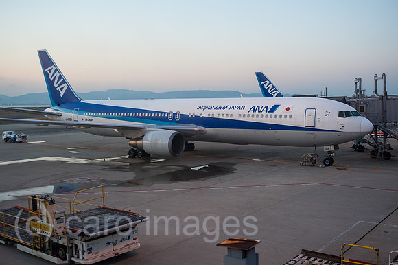 Osaka, Japan, Passagiermaschinen der ANA am Flughafen Kansai