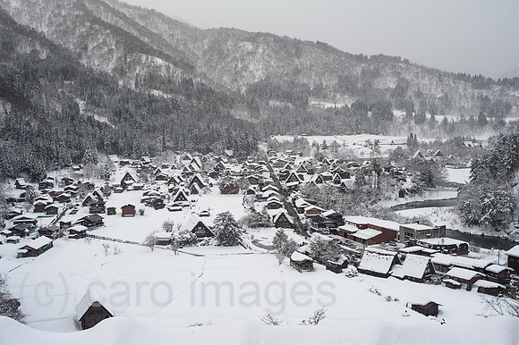 Shirakawa-go, Japan, Blick auf die verschneite Winterlandschaft