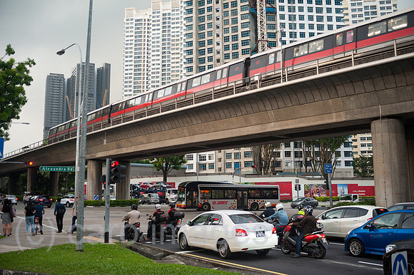 Republik Singapur, Eine Strassenszene mit einer Stadtbahn