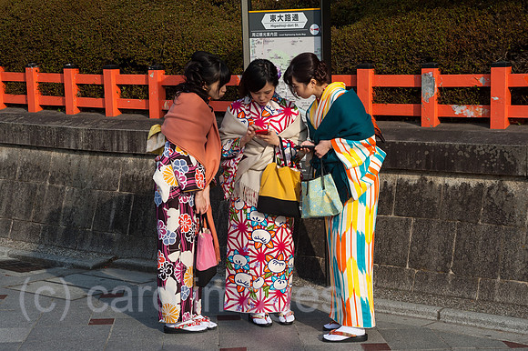 Kyoto, Japan, Junge Frauen im Kimono