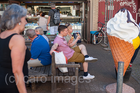 Berlin, Deutschland, Menschen essen Eis